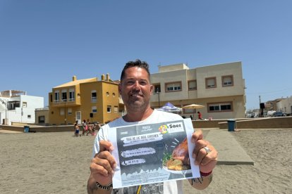 Jesús posando sonriente con un bono para Asador Sáez.