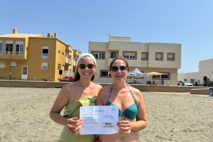 Marina y Dalila con su bono para almorzar en restaurante Mediterráneo.