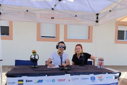 Cristina Sánchez Román, gerente de Restaurante Mediterráneo Cabo de Gata, posando junto a Fran García.