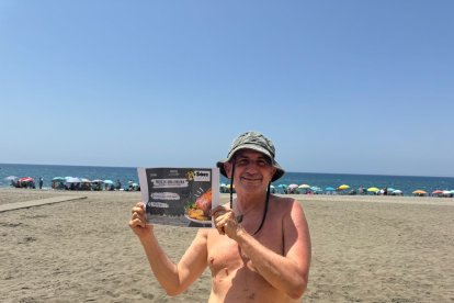 Nacho, madrileño enamorado de Almería, con su nuevo bono de Asador Sáez.