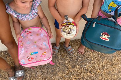 Algunos de los niños de la playa de Cabo de Gata con sus premios.
