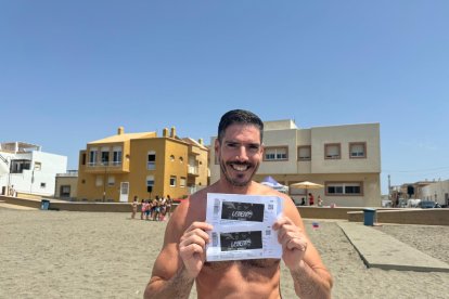 Juanjo, cabogatero desde niño, sonriente con sus entradas para Freestyle de Motocross de Siente la Plaza.