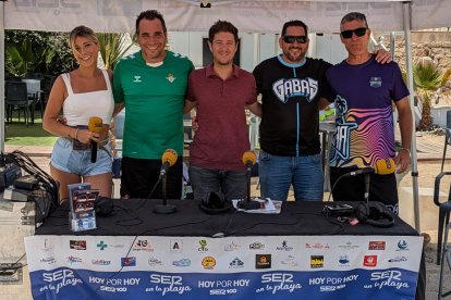 Parte del equipo de SER Levante con los responsables del CD Basket Garrucha y el concejal de Deportes.