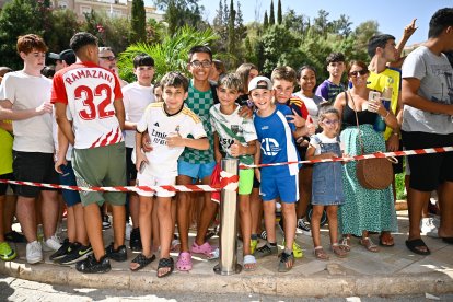 Los exteriores del Hotel Envía Almería Spa & Golf, llenos de aficionados.