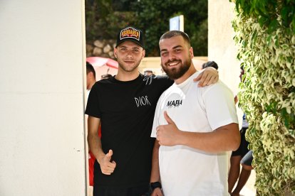 Aficionados en los exteriores del Hotel Envía Almería Spa & Golf. 