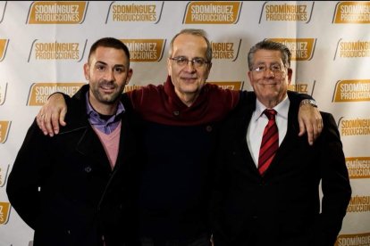 Sergio Domínguez con sus dos padres.