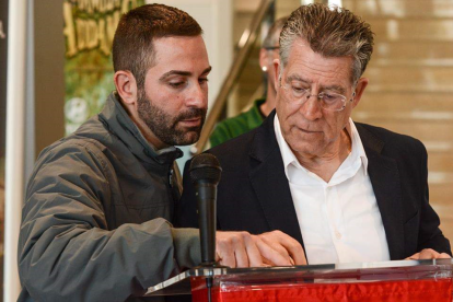 Su hijo Sergio dando indicaciones a Juan Domínguez en una presentación.