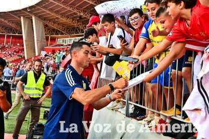 LA VOZ cazó el momento en el que el delantero portugués estuvo con los niños firmando autógrafos en la previa del Trofeo Memorial Juan Rojas.