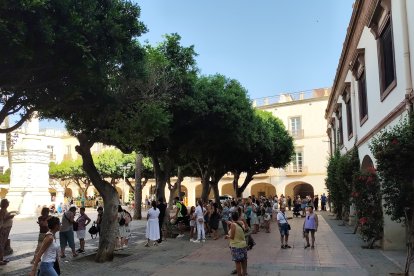 Reparto de abanicos en la Plaza Vieja.