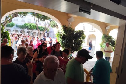 Reparto de abanicos en la Plaza Vieja.