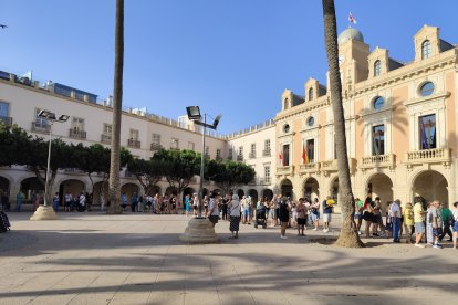 Reparto de abanicos en la Plaza Vieja.
