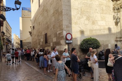 Cola para el reparto de abanicos en la Plaza Vieja.