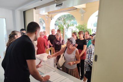 Reparto de abanicos en la Plaza Vieja.