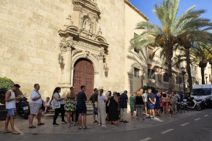 Cola para el reparto de abanicos en la Plaza Vieja.