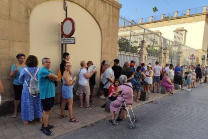 Cola para el reparto de abanicos en la Plaza Vieja.