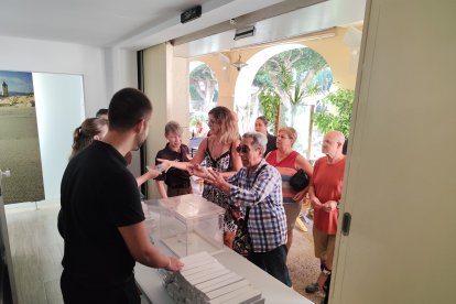 Reparto de abanicos en la Plaza Vieja.