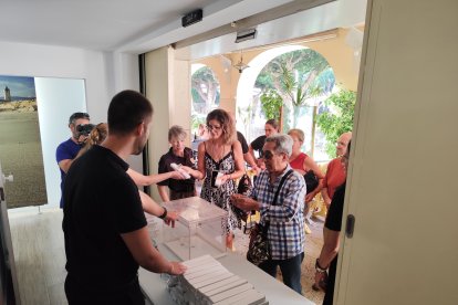 Reparto de abanicos en la Plaza Vieja.