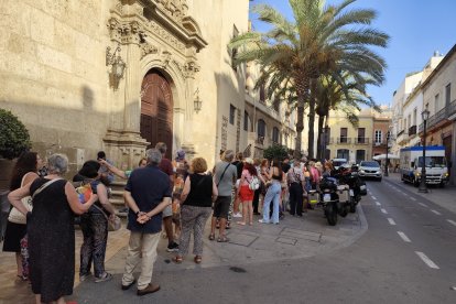 Cola para el reparto de abanicos en la Plaza Vieja.