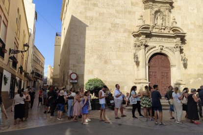 Cola para el reparto de abanicos en la Plaza Vieja.