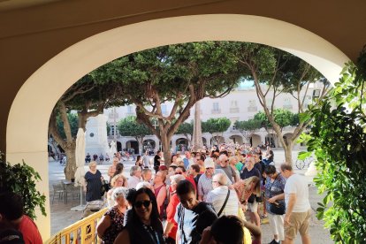 Reparto de abanicos en la Plaza Vieja.