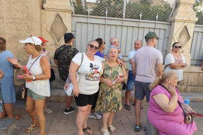 Reparto de abanicos en la Plaza Vieja.
