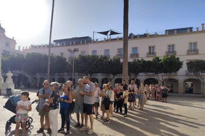 Reparto de abanicos en la Plaza Vieja.