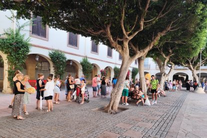 Reparto de abanicos en la Plaza Vieja.