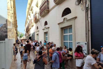 Cola para el reparto de abanicos en la Plaza Vieja.