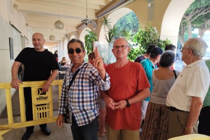 Reparto de abanicos en la Plaza Vieja.