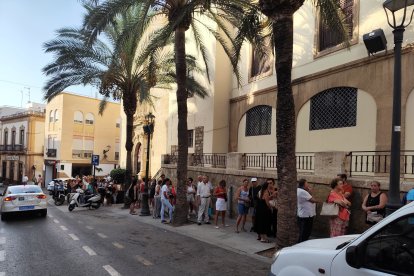 Cola para el reparto de abanicos en la Plaza Vieja.