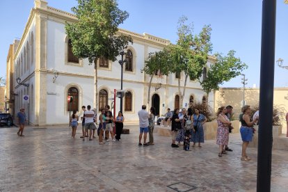 Cola para el reparto de abanicos en la Plaza Vieja.