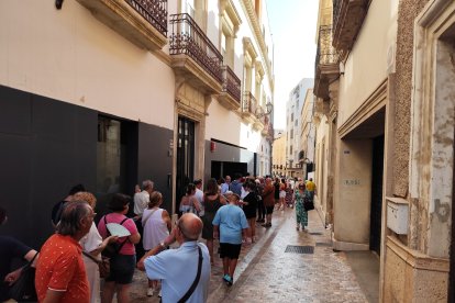 Cola para el reparto de abanicos en la Plaza Vieja.