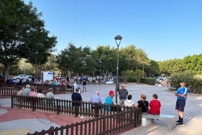Cola para el reparto de abanicos de Feria en Cortijo Grande.