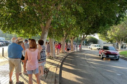 Cola para el reparto de abanicos de Feria en Cortijo Grande.