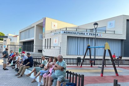 Reparto de abanicos de Feria en Cortijo Grande.