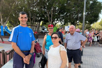 Cola para el reparto de abanicos de Feria en Cortijo Grande.