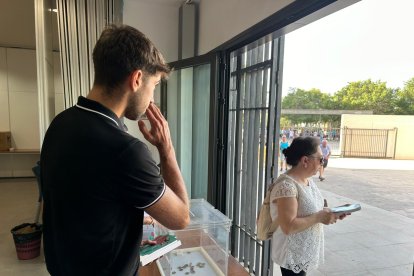 Reparto de abanicos de Feria en Cortijo Grande.