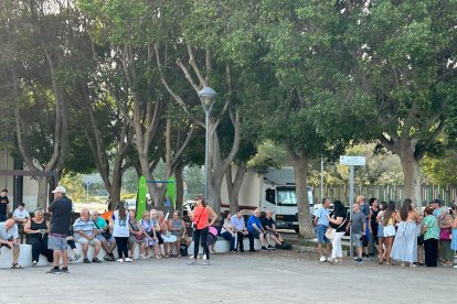 Cola para el reparto de abanicos de Feria en Cortijo Grande.