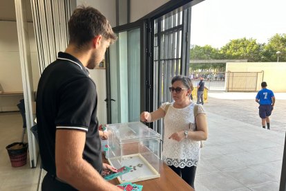 Reparto de abanicos de Feria en Cortijo Grande.