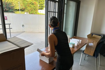 Reparto de abanicos de Feria en Cortijo Grande.