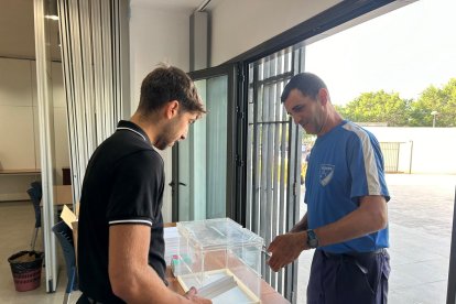 Reparto de abanicos de Feria en Cortijo Grande.