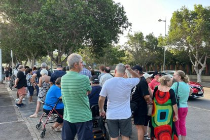 Cola para el reparto de abanicos de Feria en Cortijo Grande.