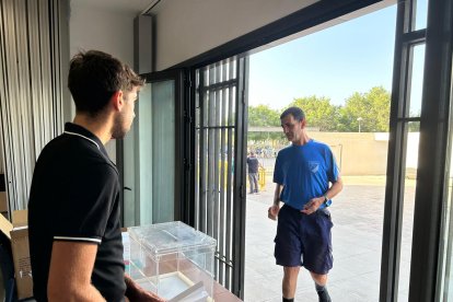 Reparto de abanicos de Feria en Cortijo Grande.