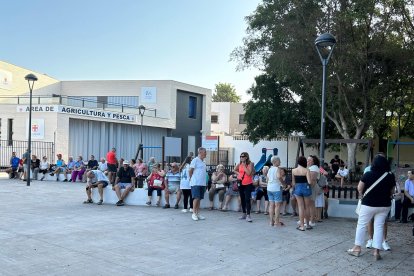 Cola para el reparto de abanicos de Feria en Cortijo Grande.