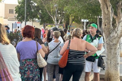 Cola para el reparto de abanicos de Feria en Cortijo Grande.