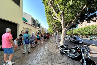 Cola para el reparto de abanicos de Feria en Cortijo Grande.