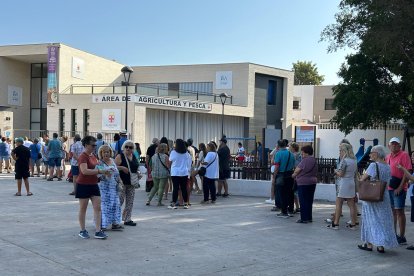 Cola para el reparto de abanicos de Feria en Cortijo Grande.