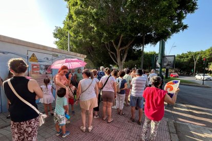 Cola para el reparto de abanicos de Feria en Cortijo Grande.