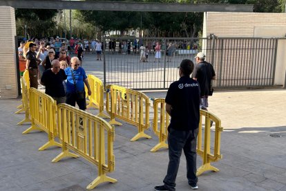 Cola para el reparto de abanicos de Feria en Cortijo Grande.