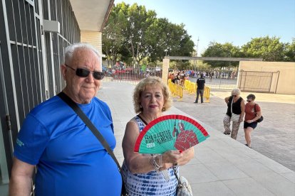 Reparto de abanicos de Feria en Cortijo Grande.